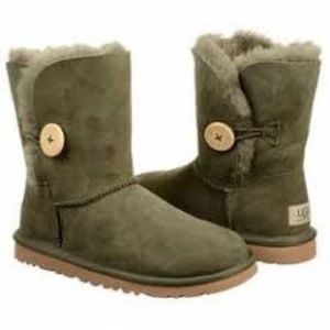UGG Bailey Button Short Olive Green Boots Size 5